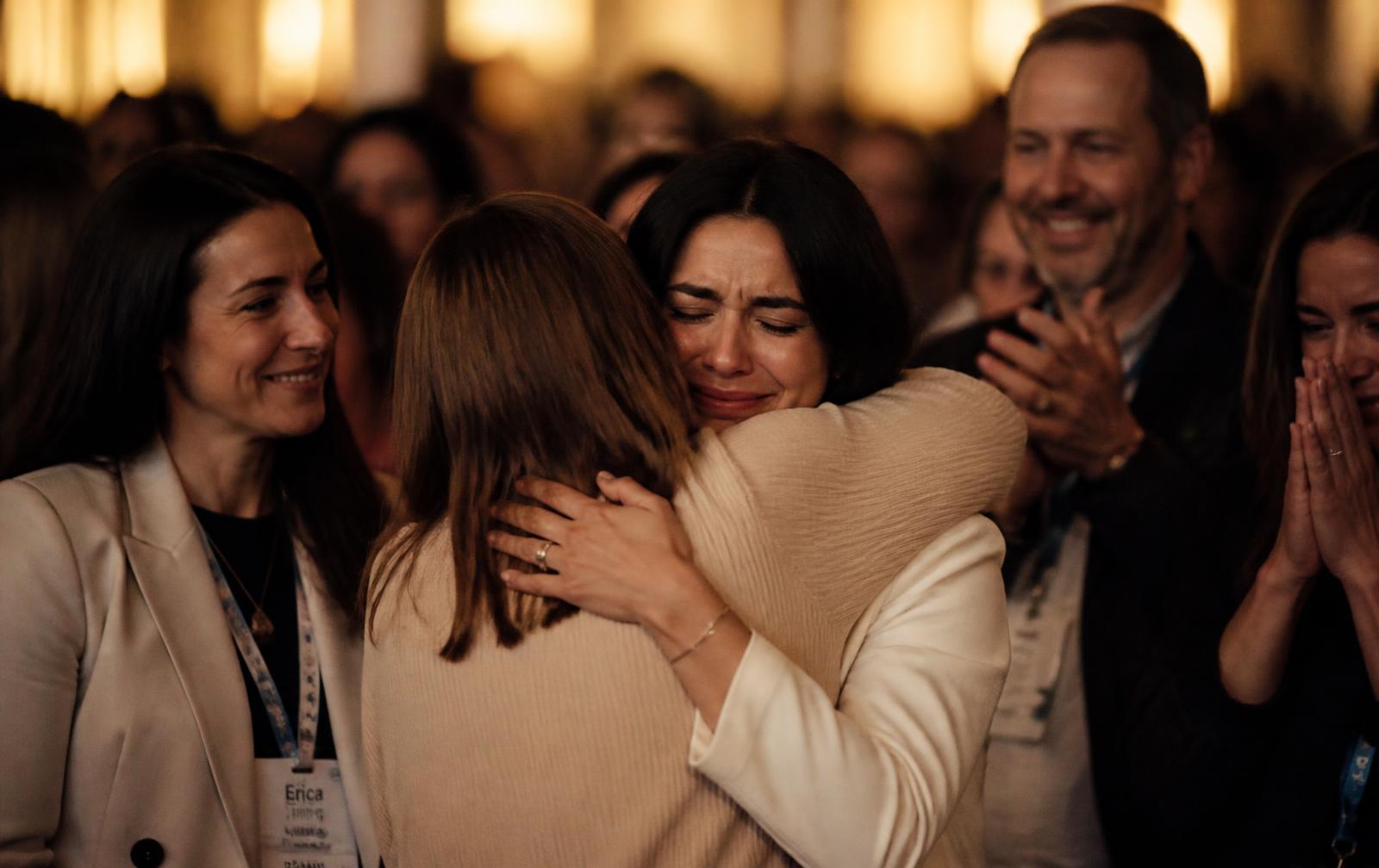 Asistentes emocionados durante una conferencia de Livier Álvarez